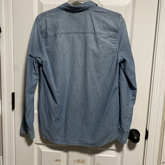 Ladies denim shirt.  Like new. - Picture 2 of 2